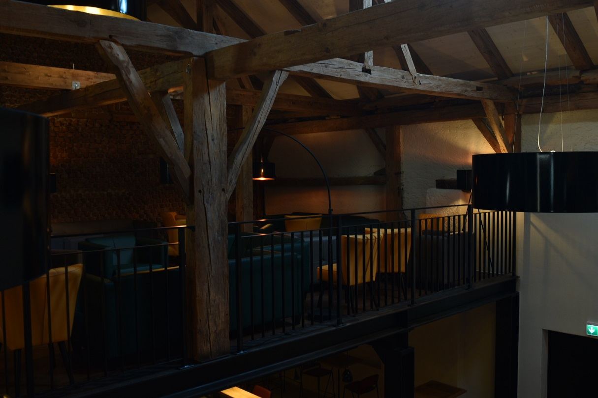 Empore der Bar N°1 im Abendlicht