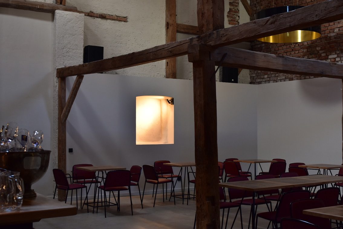 Tische zwischen historischen Holzbalken in der Bar N°1 für Firmenfeiern