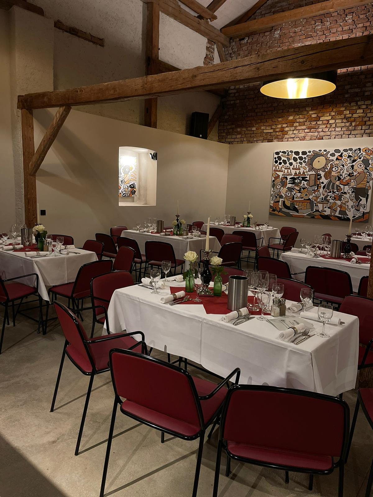 Festlich gedeckte Tafeln mit weißen Tischdecken in der Bar N°1