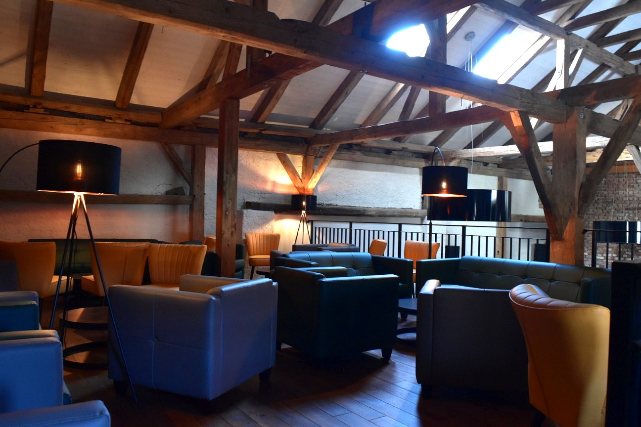 Lounge auf der Empore der Bar N°1