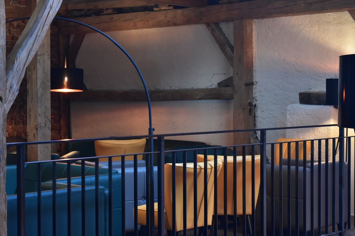 Lounge auf der Galerie der Bar N°1